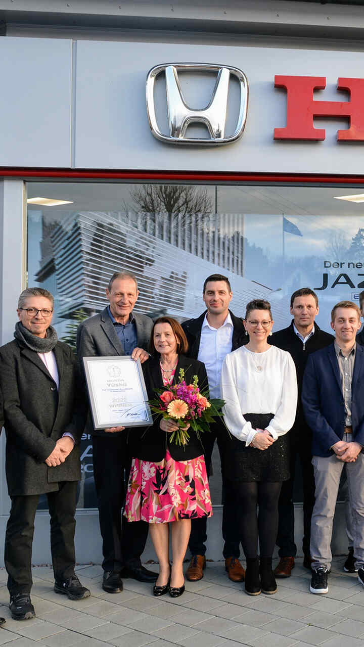 Group of retailers celebrating their Yūshū dealer award. 