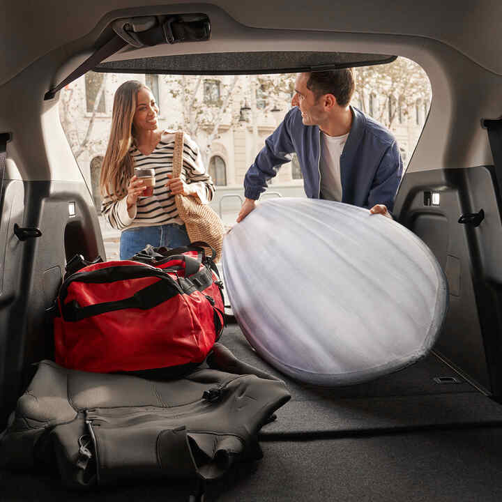 Couple filling HR'V boot with luggage. 