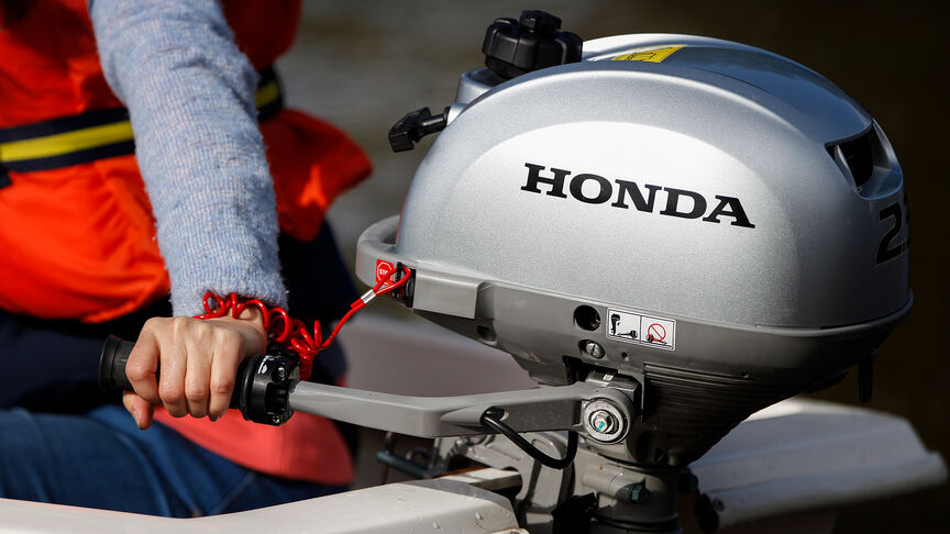 Close up of Honda BF2.3 engine with throttle.