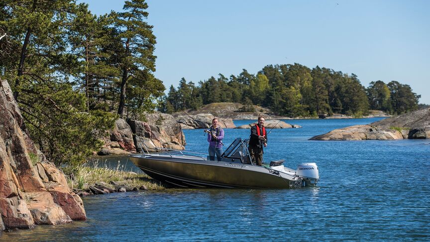 Male on a Honwave boat with a Honda BF engine. 