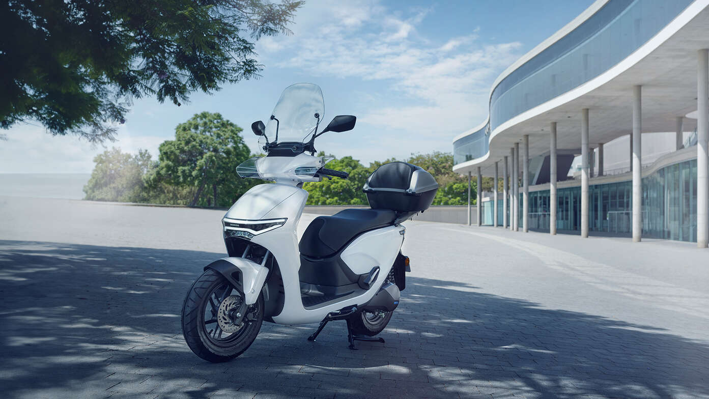 Honda CUV e motorcycle demonstrating the screen parked in a city location.